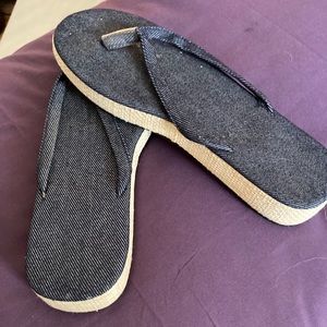 ☘️☘️Old Navy denim and cork flip flops☘️☘️